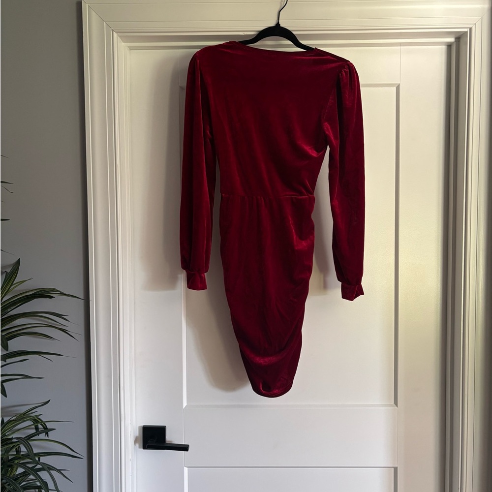 Perfect holiday dress! 🎄Elegant Velvet Red Long-Sleeve Dress - Picture 2 of 2